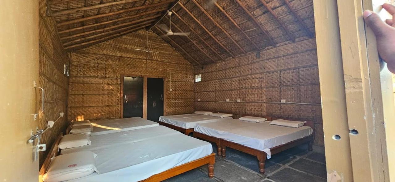 The King On The Rocks Resort ฮัมปี ภายนอก รูปภาพ