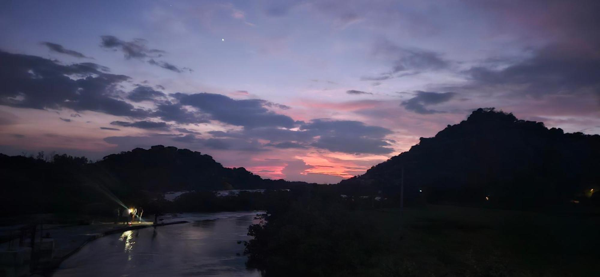 The King On The Rocks Resort ฮัมปี ภายนอก รูปภาพ